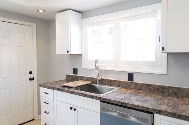 Building Photo - Student Housing Near the University of Dayton – Rent is $750 per bedroom (3 students), total leas...