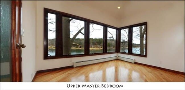 Building Photo - Year-Round Riverfront Home in Gloucester (Pet-Friendly)