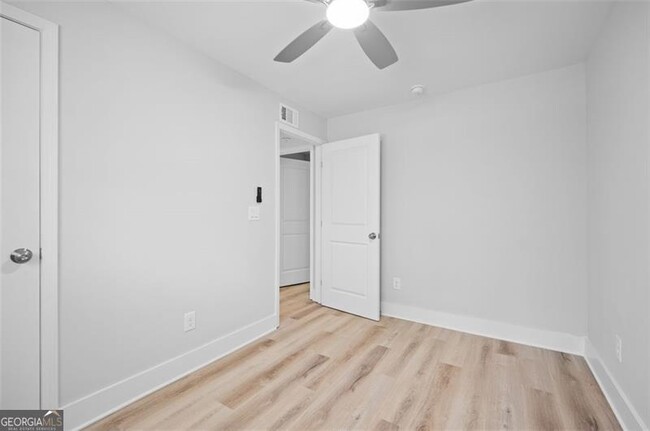 Building Photo - 1060 Oak St SW