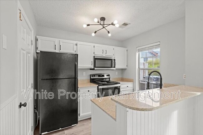 Building Photo - 8289 Golf Ridge Dr