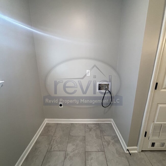 Building Photo - Recently Renovated 3Bed/1.5Bath Available ...