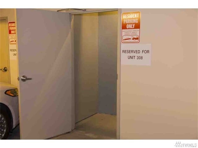 Building Photo - Charming Studio in Downtown Bellevue