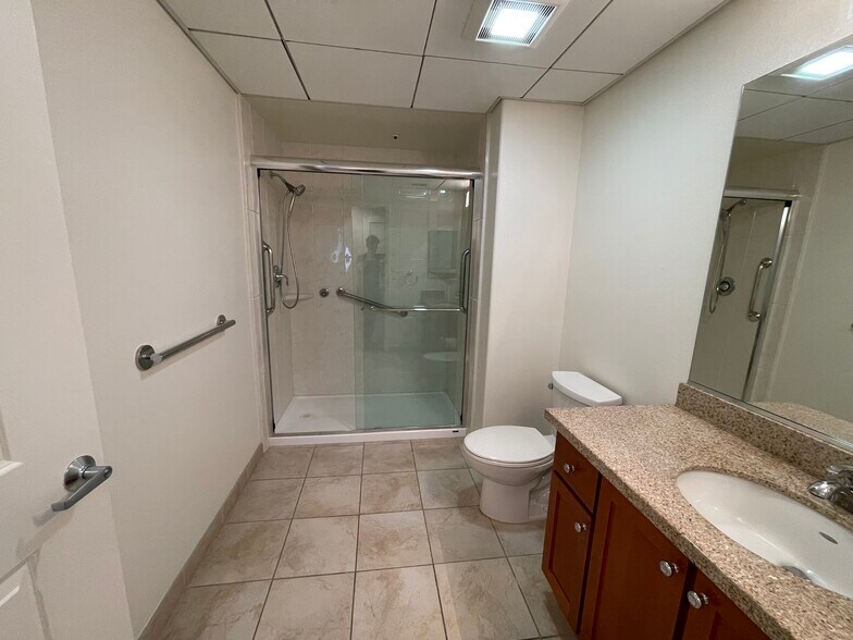 Building Photo - 423 7th St