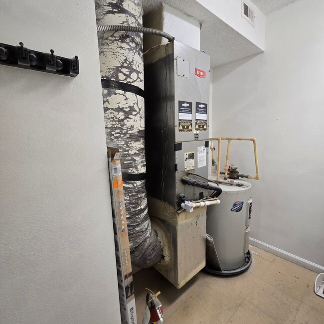 Building Photo - 1 Bedroom Condo for RENT