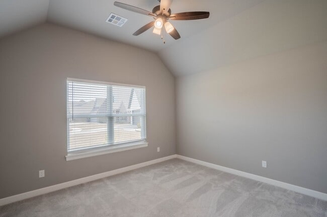 Building Photo - Prime Location! New build, 4 bed/ 2 bath!