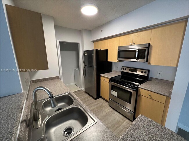 Building Photo - 1919 Van Buren St