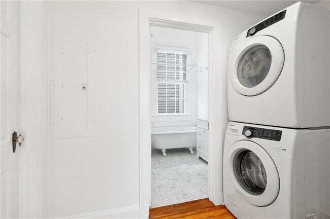 Building Photo - 1364 Constance St