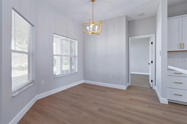 Building Photo - 32 Roxton Ln
