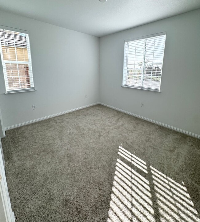 Building Photo - SOLAR HOME – 4 Bed / 3 Bath + Loft | 2,800 Sq Ft  SEE VIDEO