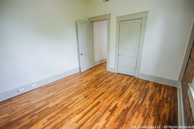 Building Photo - Updated 2 Bedroom 1 Bathroom in Downtown C...