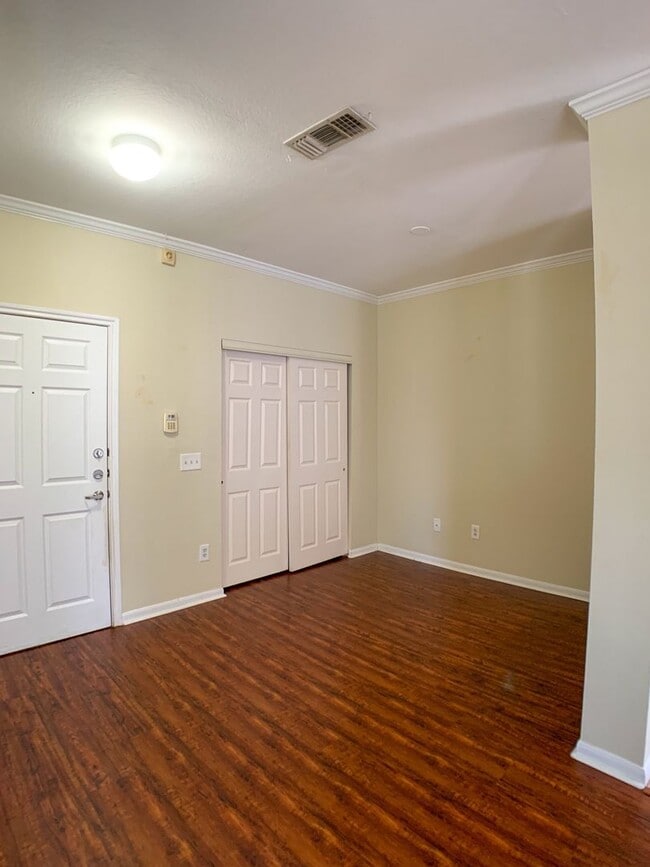 Building Photo - Studio unit in Downtown with free water an...