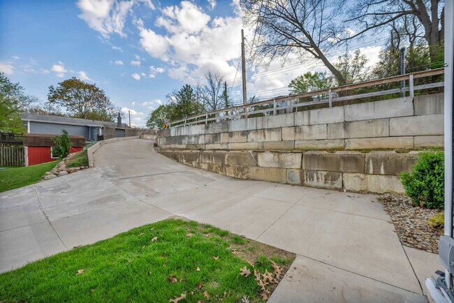 Building Photo - 829 Portage Lakes Drive
