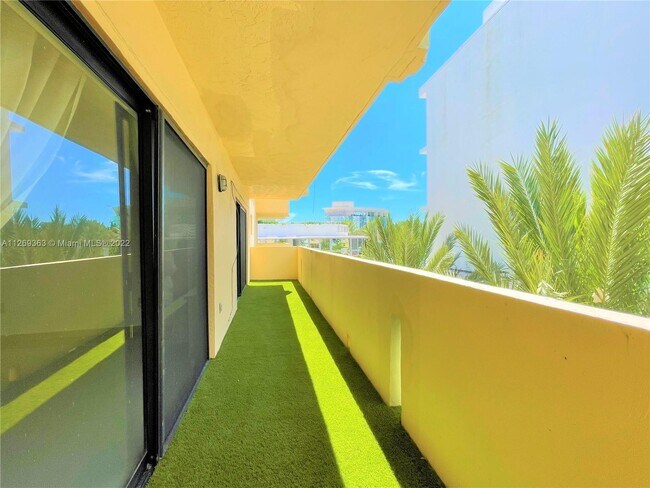 Building Photo - 2924 Collins Ave