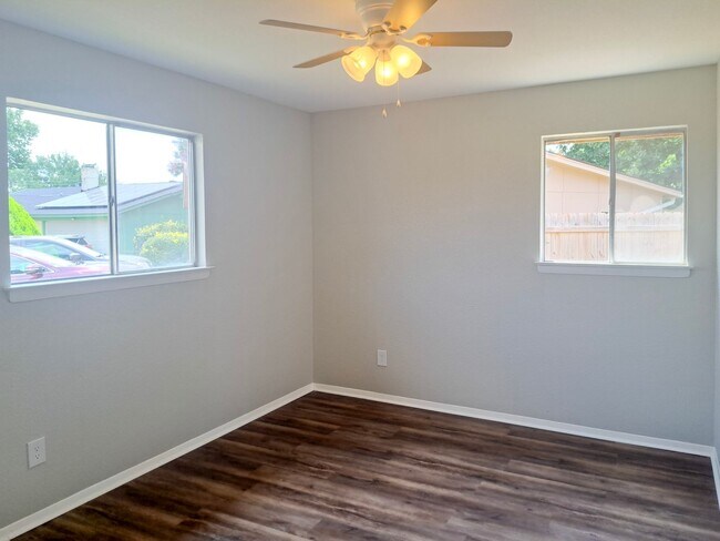 Building Photo - Spacious 3 bedroom 2 bath home w/ swimming...