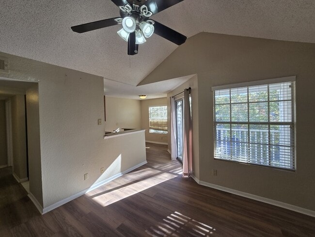 Building Photo - 1 Bed 1 Bath Third floor condo in Nice Community for Rent in Orlando $1349