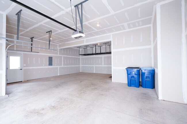 Building Photo - 245 Hollyhock Dr