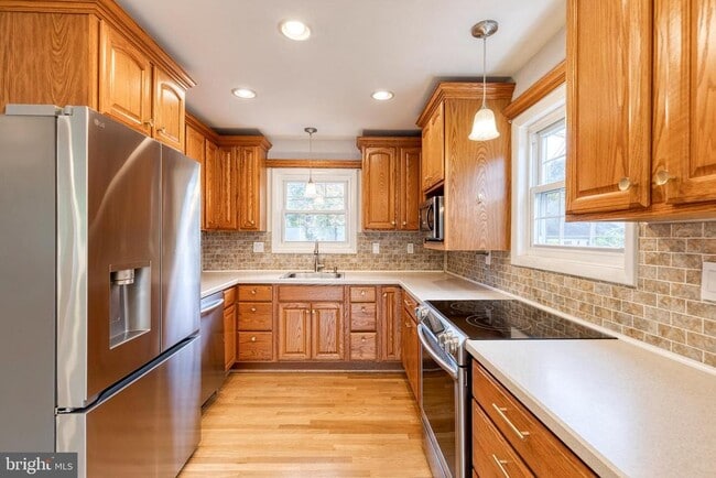 Building Photo - 617 Oak Ln