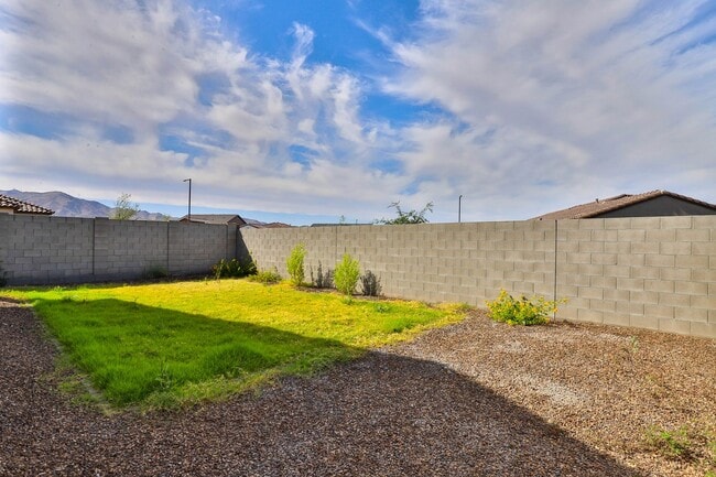 Building Photo - Spacious 4 bed 3 bath