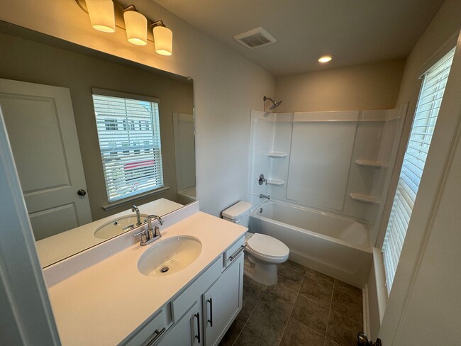 Building Photo - Beautiful 3 Bedroom 3.5 Bath Townhome in L...