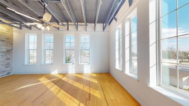 Building Photo - 305 W 27th St