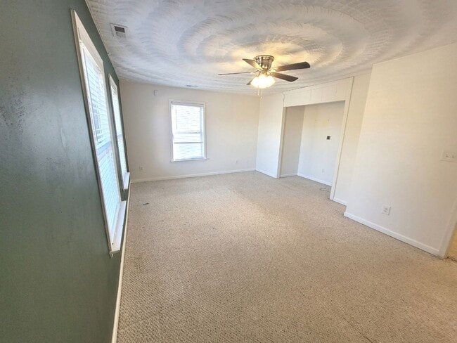 Building Photo - 3 Bedroom, 2.5 Bath Home with Open Floor Plan