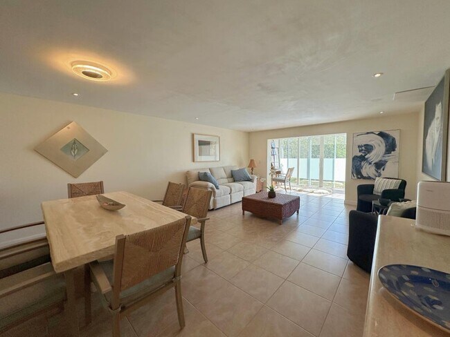 Building Photo - 300 NE 26th Ave