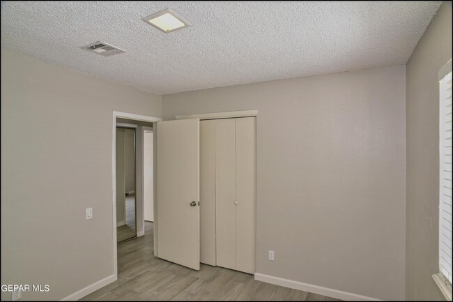 Building Photo - 10415 Ashwood Dr