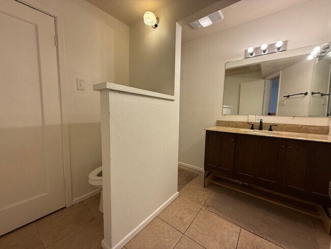 Building Photo - Spacious 4 bedroom, 2 bath home AVAILABLE NOW!