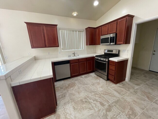 Building Photo - Apple Valley Home in The Vineyards- 3 Bedrooms, 2 Bathrooms, 2 Car Garage, New Flooring