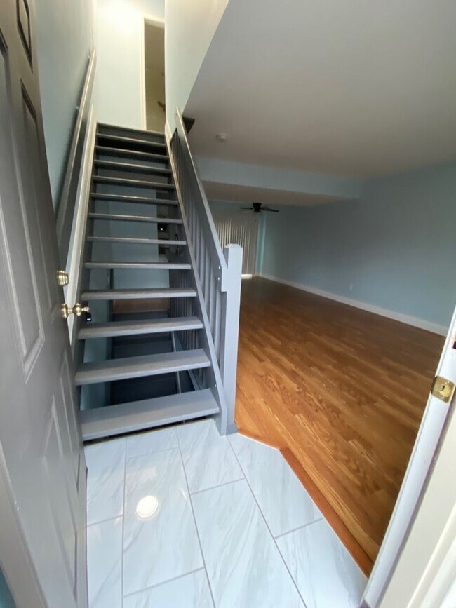 Building Photo - 5123 Singleton Dr