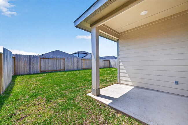 Building Photo - 3030 Lake Crest Dr