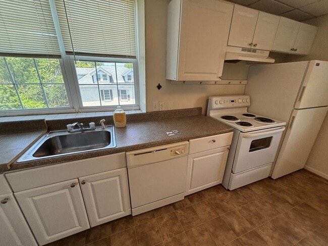 Building Photo - Gorgeous 1 Bedroom 1 Bathroom Condo locate...