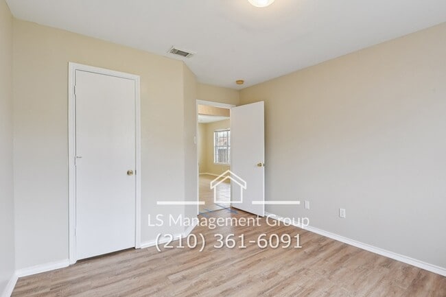 Building Photo - 7636 Oak Chase