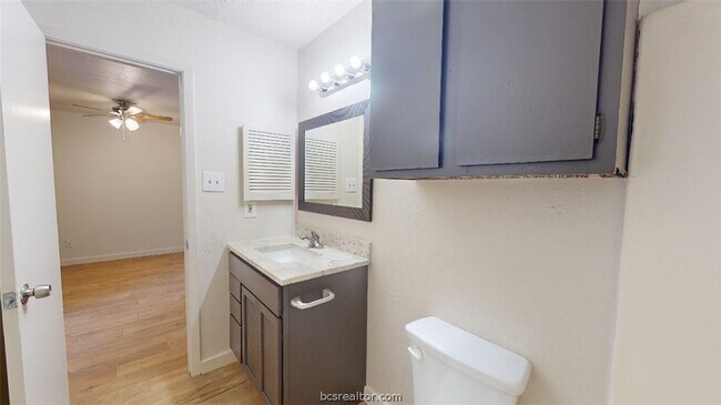 Building Photo - 725 Peppertree Dr