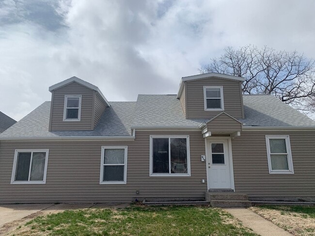 Primary Photo - Spacious 3 Bedroom, 2 Bathroom Home near A...