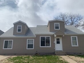 Building Photo - Spacious 3 Bedroom, 2 Bathroom Home near A...