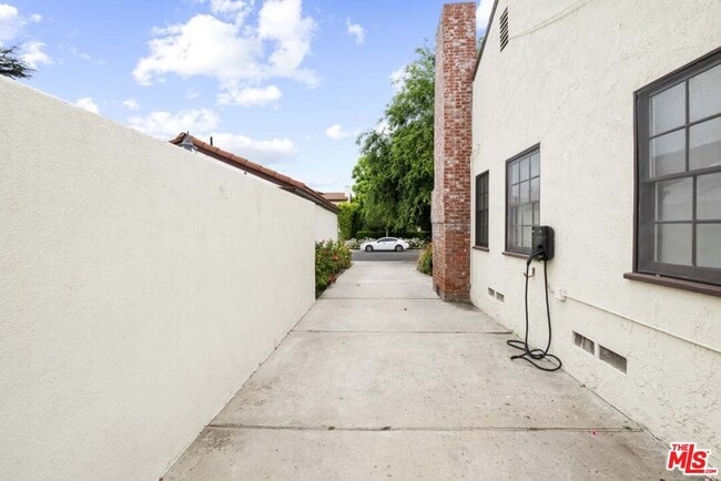 Building Photo - 4753 Saloma Ave