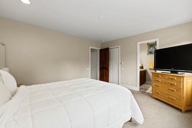 Building Photo - 562 Evans Ct