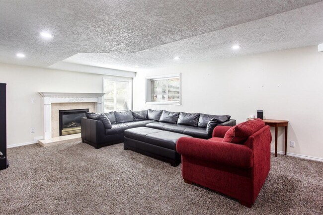 Building Photo - Bright and Spacious Living in Willow Creek