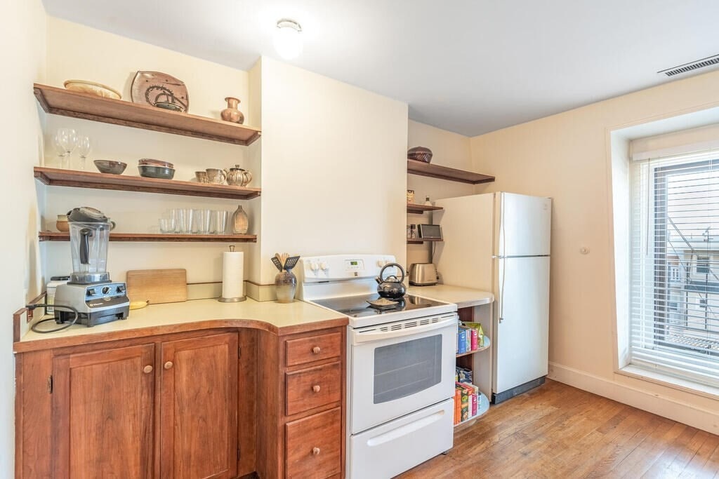 Building Photo - 325 K St