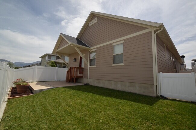 Building Photo - Cozy 2 Bedroom 2 Bath Home in Midvale!!!