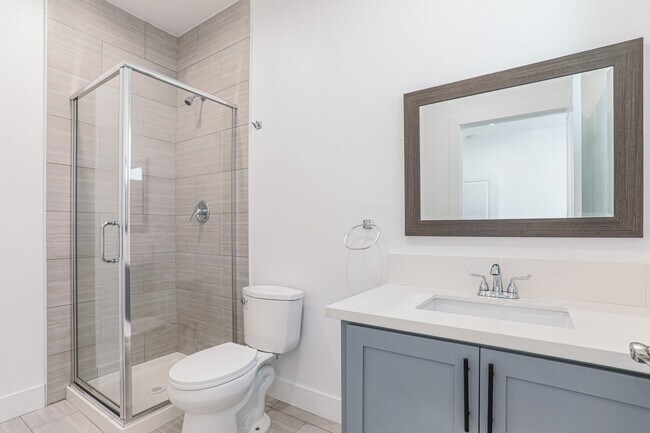 Building Photo - 1237 W 37th Plz