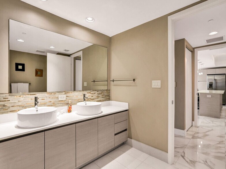 Building Photo - 2602 E Hallandale Beach Blvd
