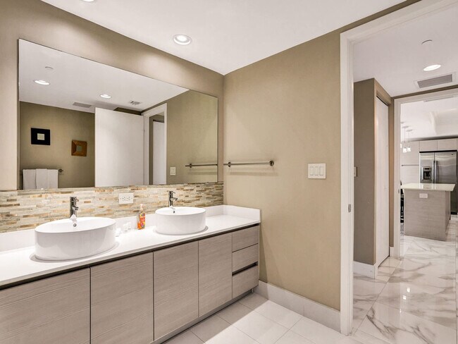 Building Photo - 2602 E Hallandale Beach Blvd