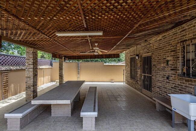 Building Photo - 2006 Piedra China St