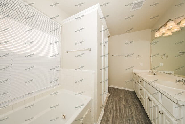 Building Photo - 818 Hunters Run