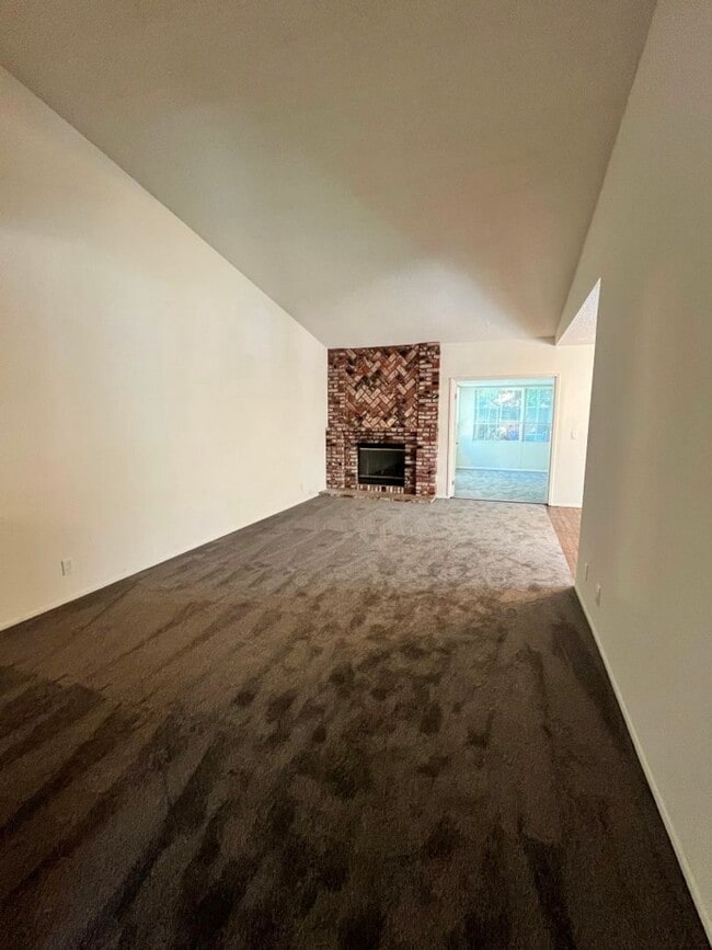 Building Photo - Single-story in Van Nuys w/3+2, bonus room...