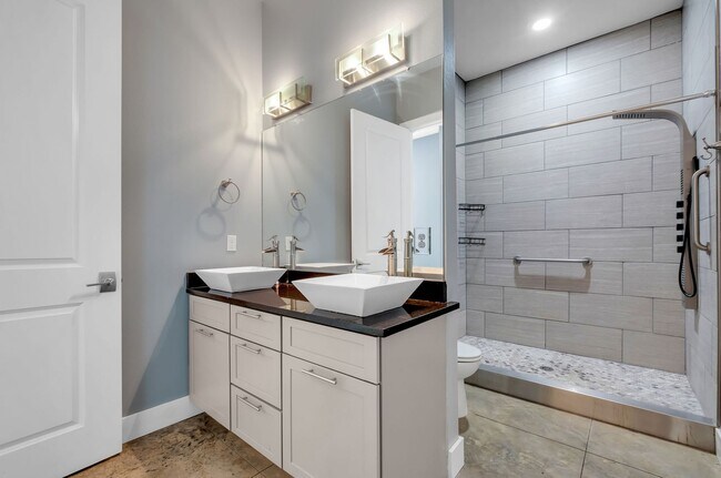 Building Photo - Modern Loft Near HCA & TMH With Lake Frontage