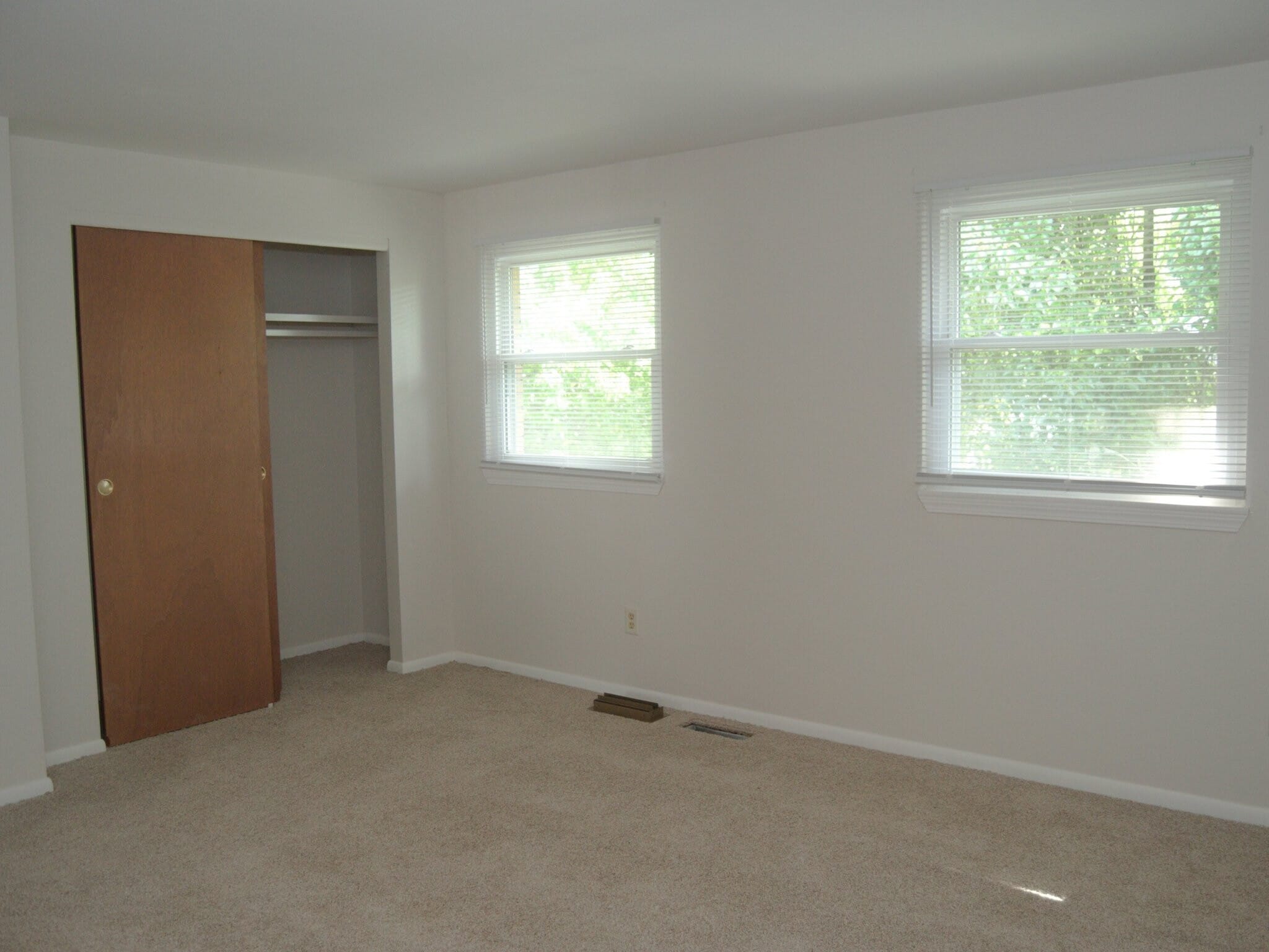 Building Photo - 1623 Williamsburg Ln E