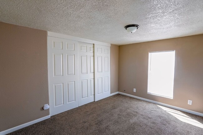 Building Photo - Spacious Mobile Home – Full Property Renta...